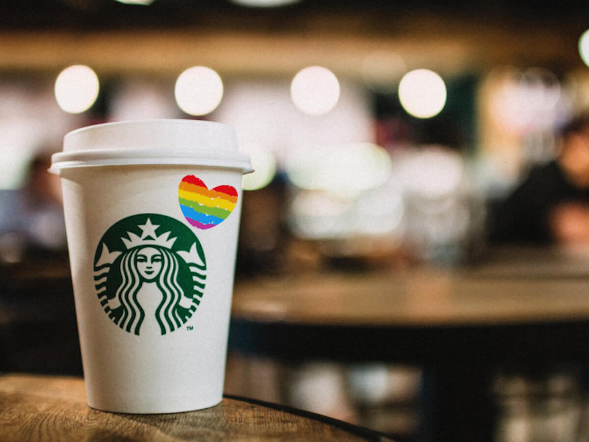 Barista omofoba denuncia: “Licenziata da Starbucks perché non ho indossato una maglietta arcobaleno”