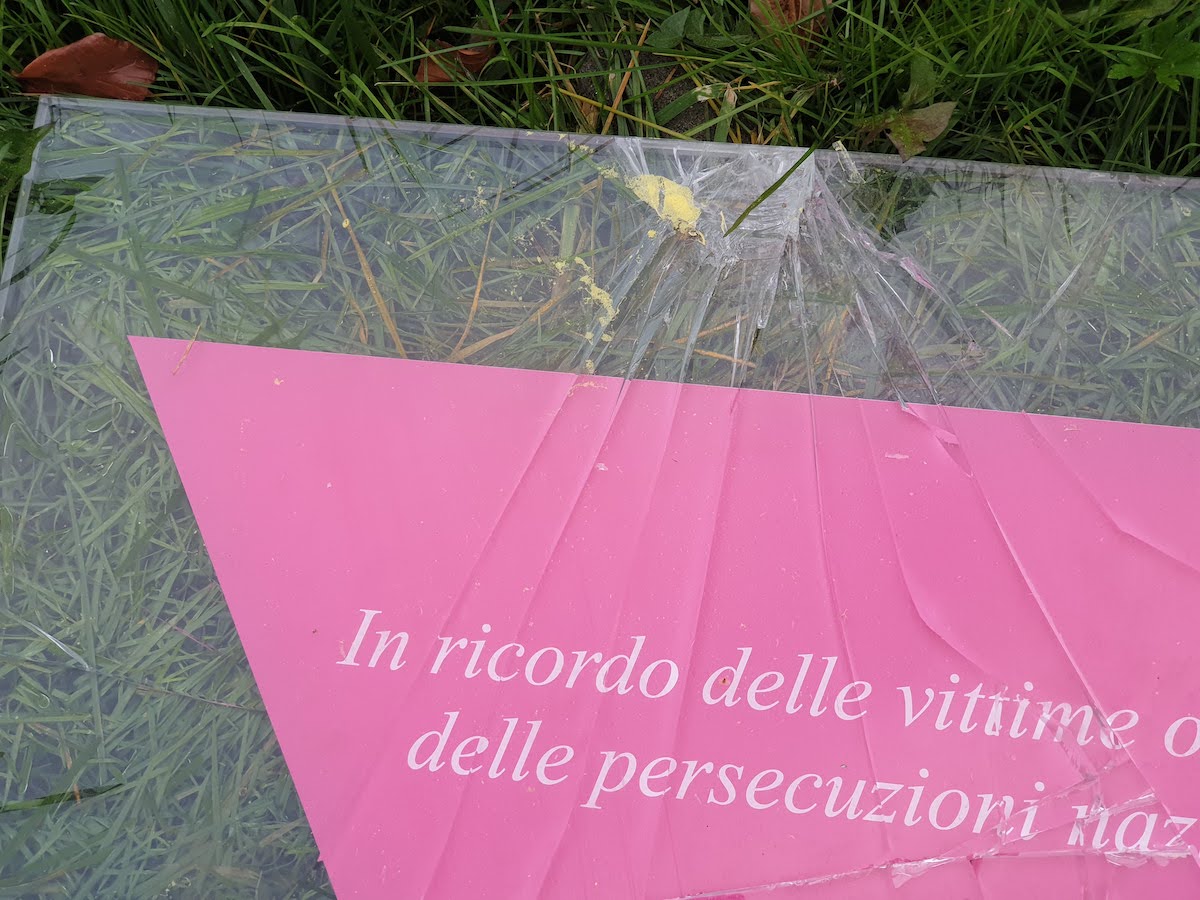 Varese, vandalizzata la targa in memoria delle vittime omosessuali perseguitate dal nazifascismo - targa vandalizzata - Gay.it