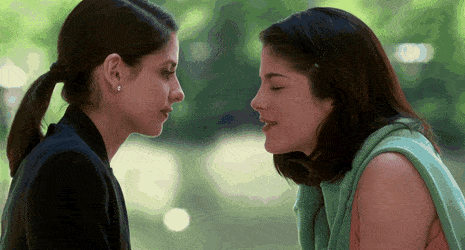 Sarah Michelle Gellar e Selma Blair ricreano l'iconico bacio di Cruel Intentions (ma ai tempi del Covid) - il video è virale - AccomplishedInnocentAmericanalligator size restricted - Gay.it