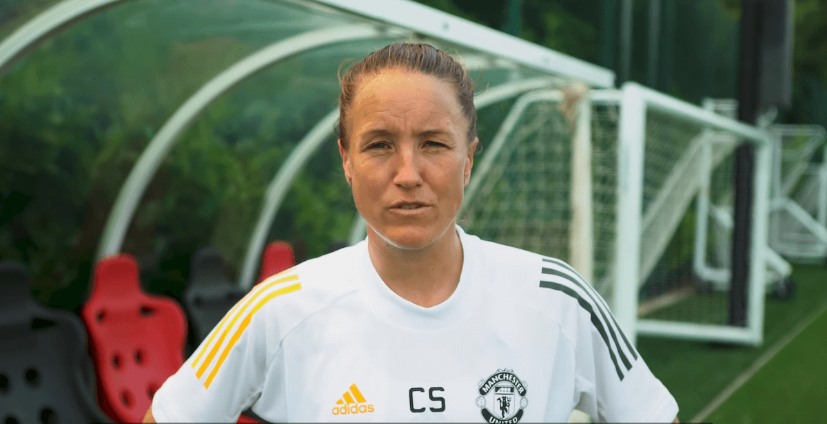 Casey Stoney, l’allenatrice del Manchester è lesbica e non ci sta: “Perché la mia vita dovrebbe essere accettata?”