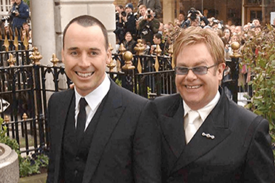 Elton John vs. Vaticano: "Dice no alle benedizioni per le coppie LGBT ma trae profitto dal mio biopic Rocketman" - David Furnish festeggia i 15 anni dallunione civile con Elton John - Gay.it