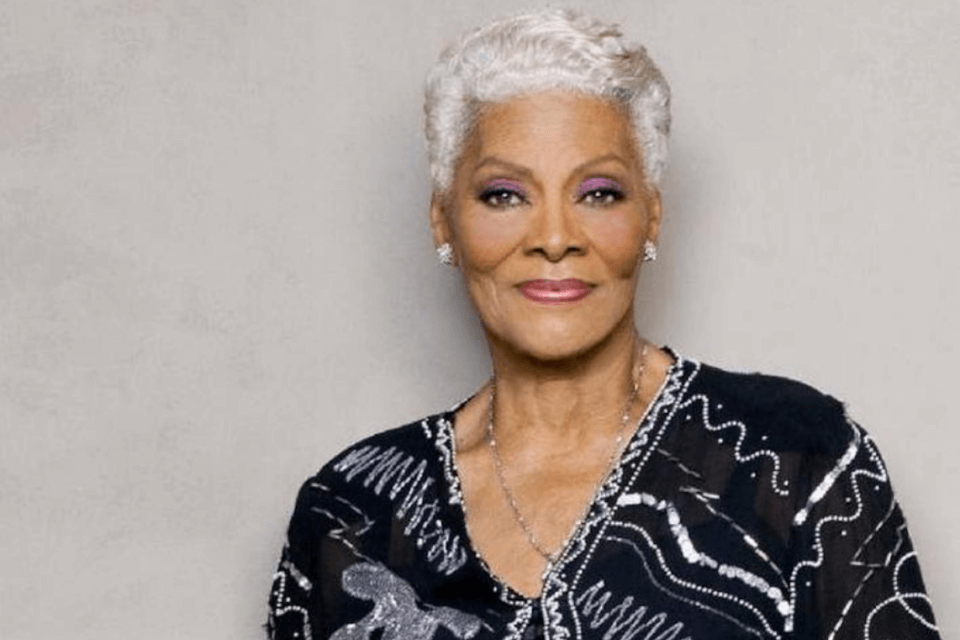 Dionne Warwick, icona LGBT doc: "Sto imparando tutti i pronomi giusti e i colori di tutte le bandiere" - Dionne Warwick icona gay - Gay.it