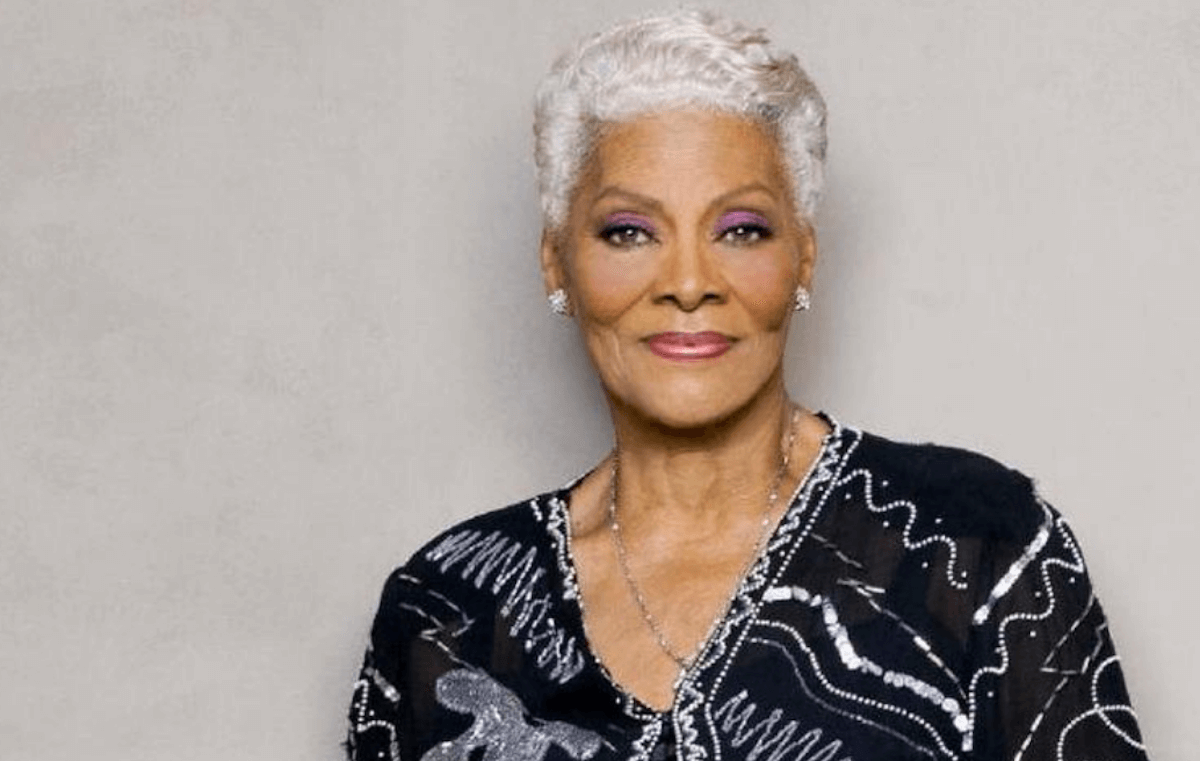 Dionne Warwick, icona LGBT doc: “Sto imparando tutti i pronomi giusti e i colori di tutte le bandiere”