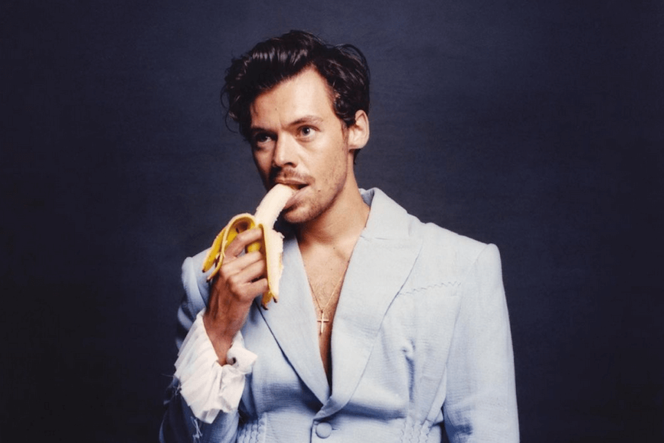 Harry Styles replica con una banana all'attivista conservatrice che ha chiesto il ritorno degli "uomini virili" - Harry Styles 1 - Gay.it