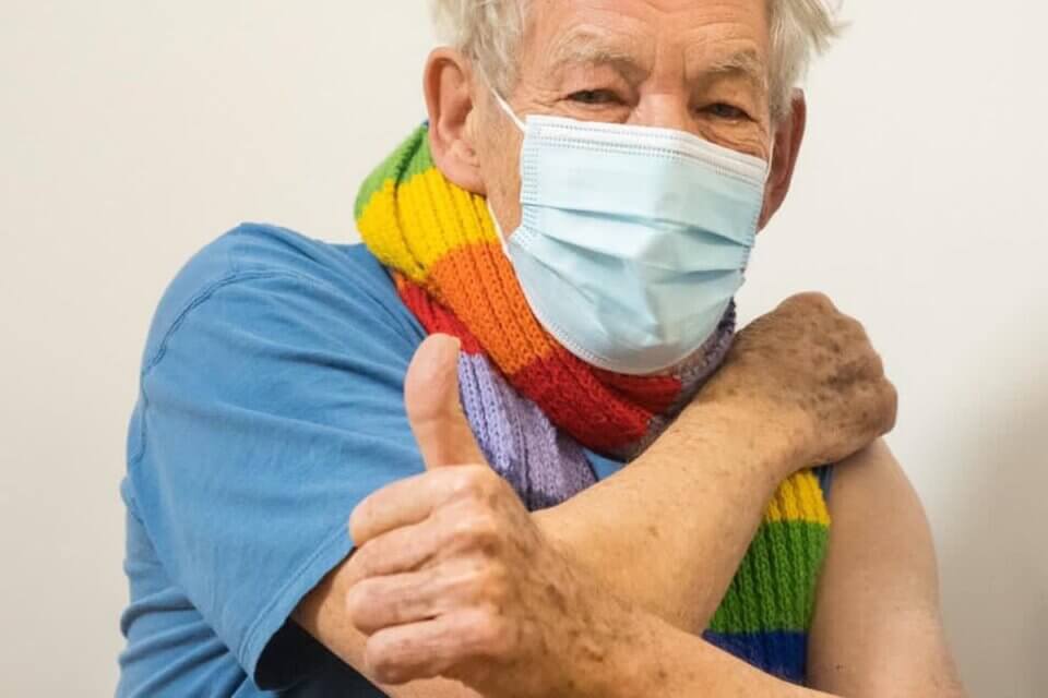Ian McKellen vaccinato contro il Covid-19, sciarpetta rainbow e tanta euforia: "Fatelo tutti" - Ian McKellen vaccinato contro il Covid 19 2 - Gay.it