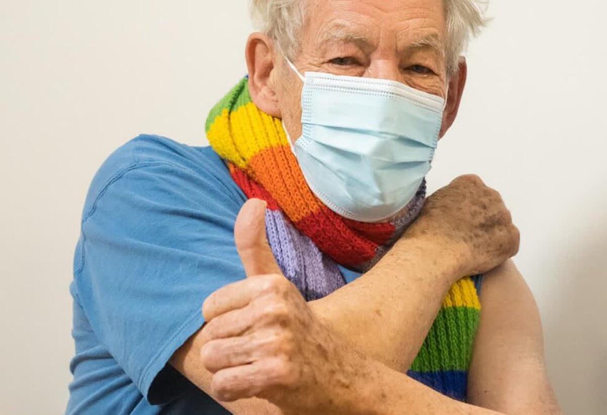 82 anni di Ian McKellen, sir della comunità LGBT: le sue più celebri dichiarazioni - Ian McKellen vaccinato contro il Covid 19 2 - Gay.it