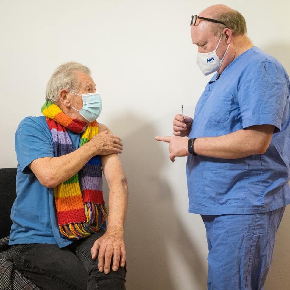 Ian McKellen vaccinato contro il Covid-19, sciarpetta rainbow e tanta euforia: "Fatelo tutti" - Ian McKellen vaccinato contro il Covid 19 - Gay.it