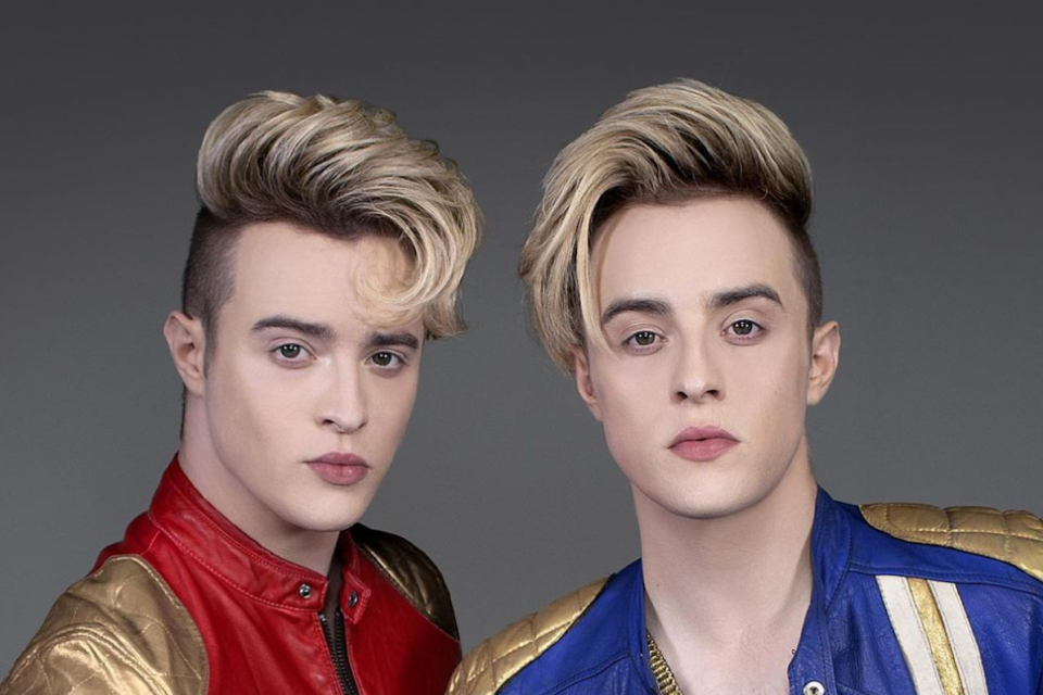 Jedward, i gemelli irlandesi contro gli influencer che vanno a Dubai: “Paese omofobo, basta promuoverlo”