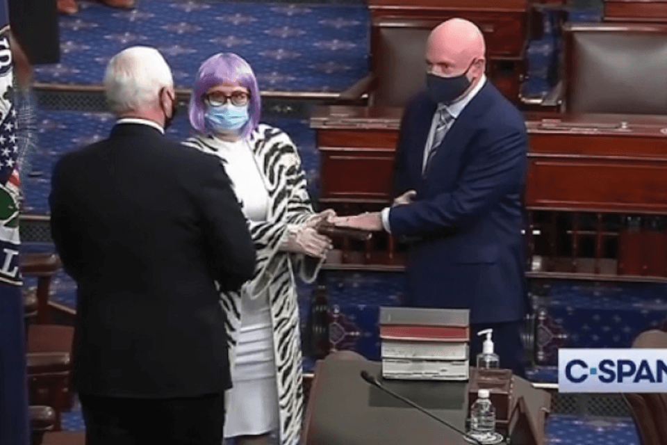 Kyrsten Sinema, la senatrice bisex trolla Mike Pence con cappotto zebrato e parrucca viola - la foto è virale - Kyrsten Sinema 2 - Gay.it