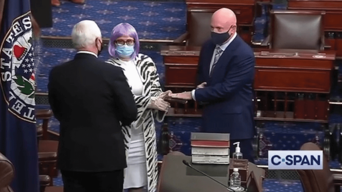 Kyrsten Sinema, la senatrice bisessuale trolla Mike Pence con cappotto zebrato e parrucca viola – la foto è virale