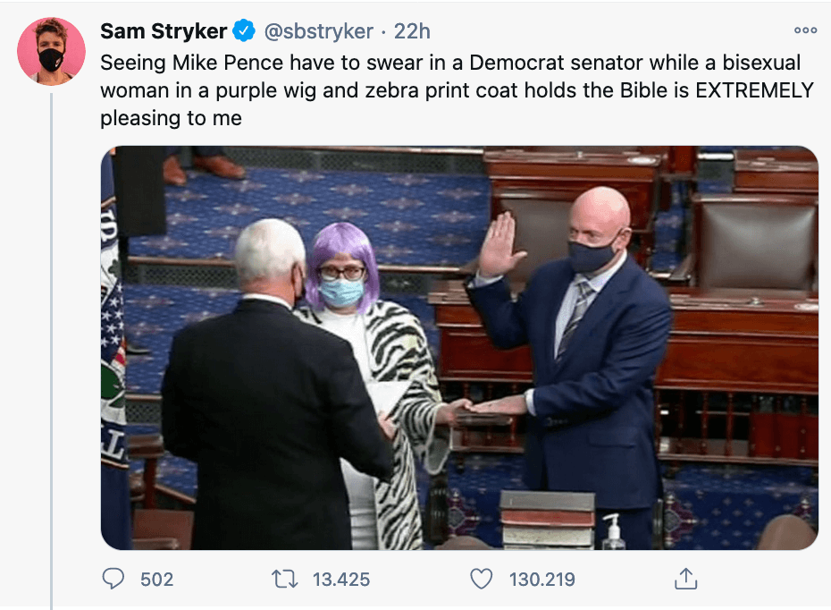 Kyrsten Sinema, la senatrice bisex trolla Mike Pence con cappotto zebrato e parrucca viola - la foto è virale - Kyrsten Sinema 3 - Gay.it