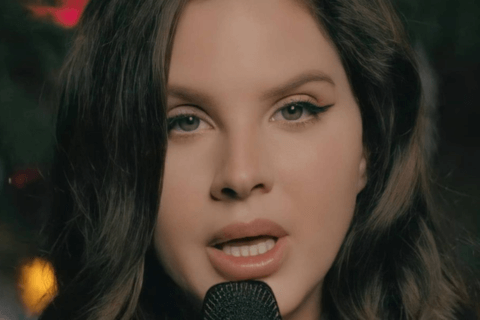 The Ally Coalition, Lana Del Rey canta "Silent Night" a sostegno della comunità LGBTQ - video - Lana Del Rey - Gay.it