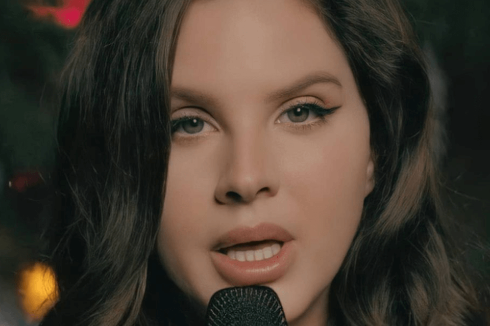 The Ally Coalition, Lana Del Rey canta “Silent Night”  a sostegno della comunità LGBTQ – video