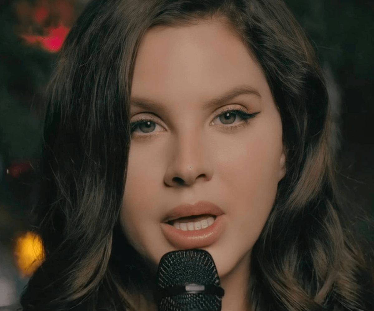 The Ally Coalition, Lana Del Rey canta “Silent Night”  a sostegno della comunità LGBTQ – video