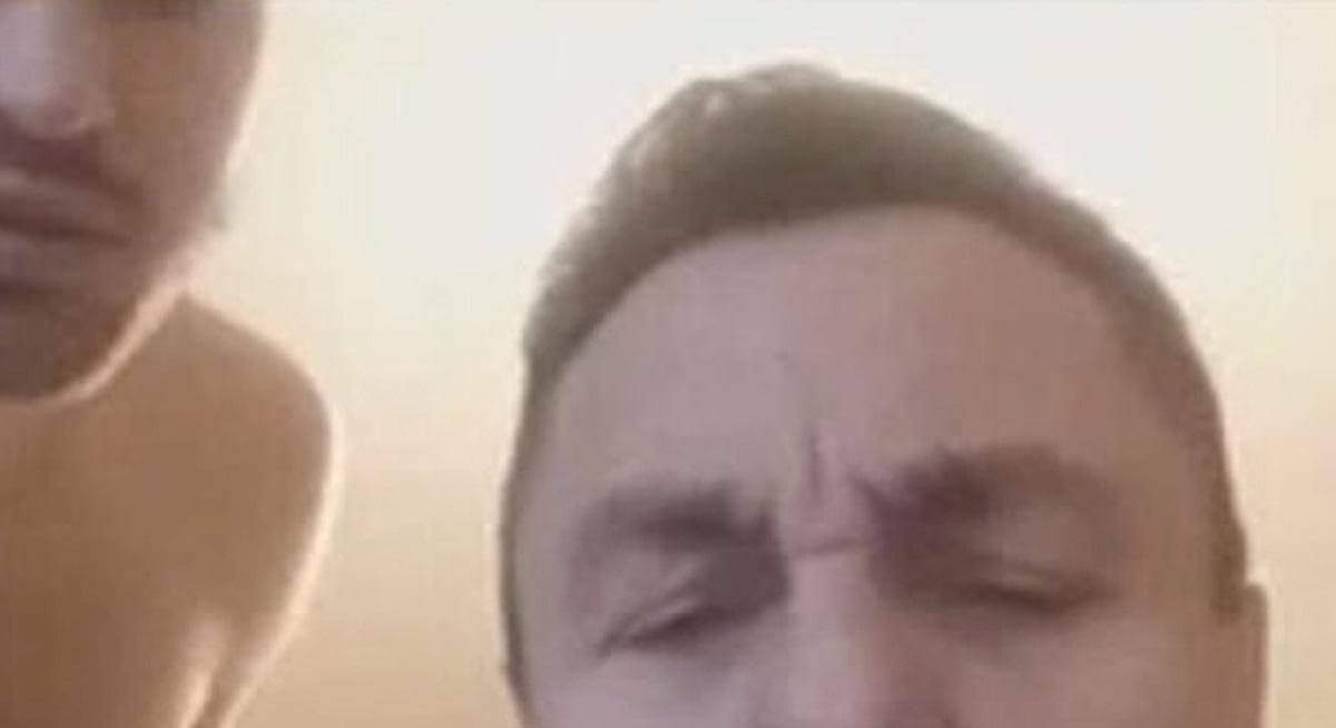 Petras Grazulis, l’omofobo politico lituano su Zoom con un uomo seminudo alle sue spalle – VIDEO