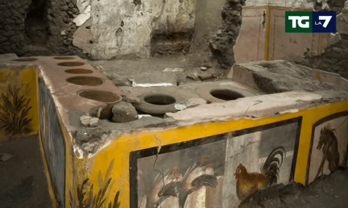 Pompei, un graffito omofobo del 76 d.C nel Termopolio intatto