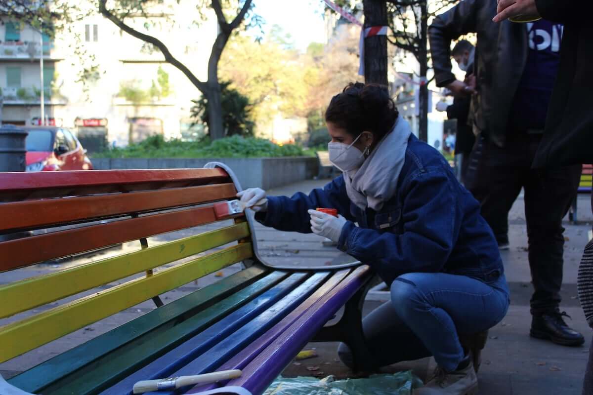 Roma, ridipinte le panchine arcobaleno di Piazza Gimma che erano state vandalizzate - foto - Roma ridipinte le panchine rainbow di Piazza Gimma che erano state vandalizzate 2 - Gay.it