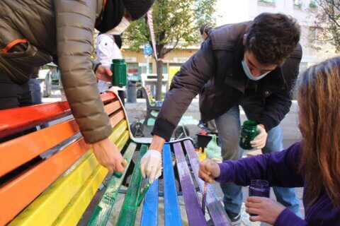 Roma, ridipinte le panchine arcobaleno di Piazza Gimma che erano state vandalizzate - foto - Roma ridipinte le panchine rainbow di Piazza Gimma che erano state vandalizzate - Gay.it