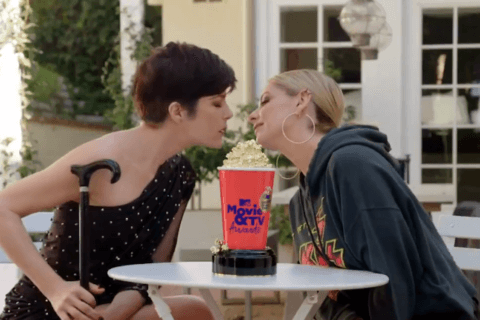 Sarah Michelle Gellar e Selma Blair ricreano l'iconico bacio di Cruel Intentions (ma ai tempi del Covid) - il video è virale - cruel intentions - Gay.it