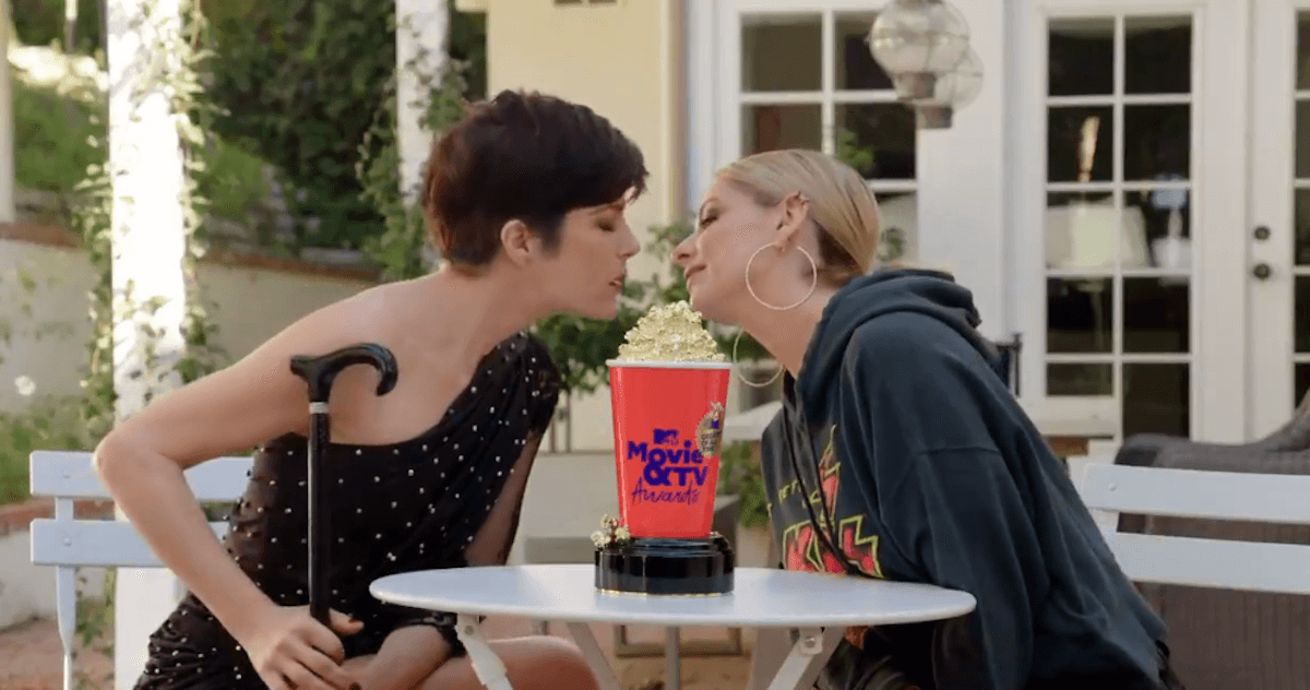 Sarah Michelle Gellar e Selma Blair ricreano l’iconico bacio di Cruel Intentions (ma ai tempi del Covid) – il video è virale