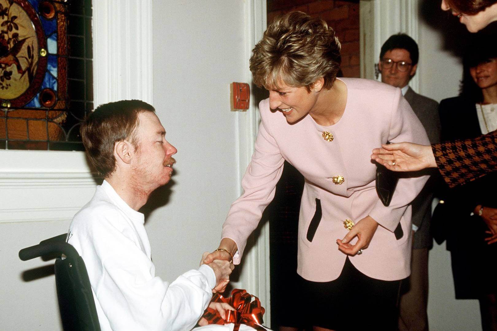 Quando Lady Diana sfidò lo stigma dei malati di AIDS con una stretta di mano - diana aids - Gay.it