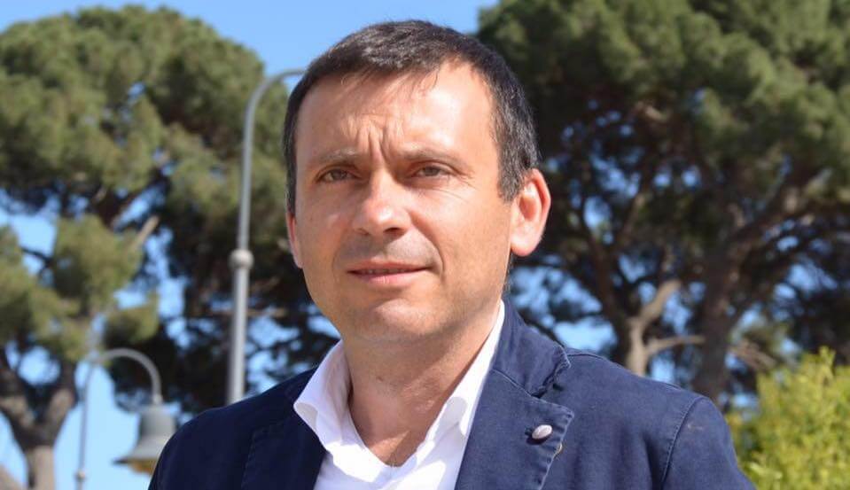Don Nicolosi e le unioni gay "contronatura", il sindaco prende le sue difese: "Libertà di pensiero" - video - don Nicolosi e Fabio Accardi - Gay.it