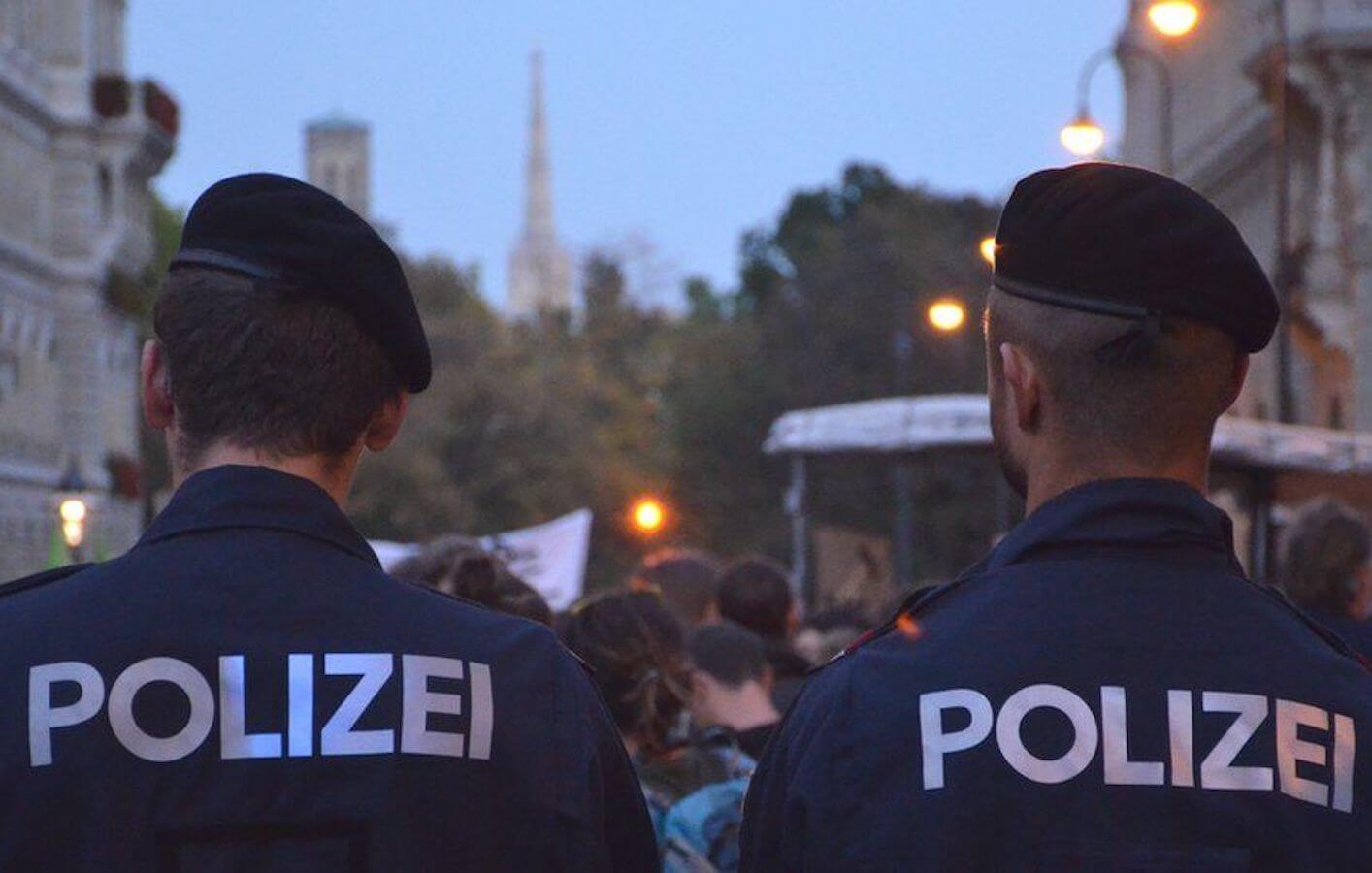 Orgia di Bruxelles, i partecipanti pensavano che i poliziotti fossero figuranti da spogliare