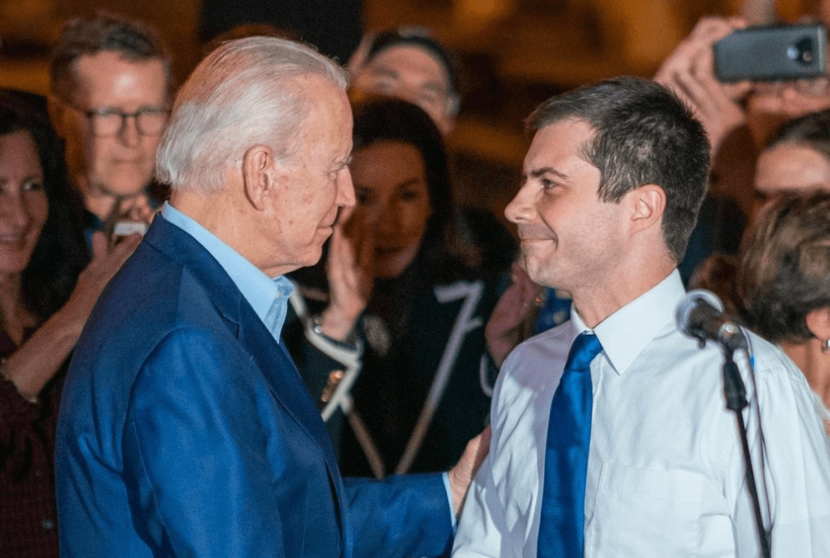 Pete Buttigieg primo “ministro” gay d’America ringrazia Joe Biden: “Sono onorato”