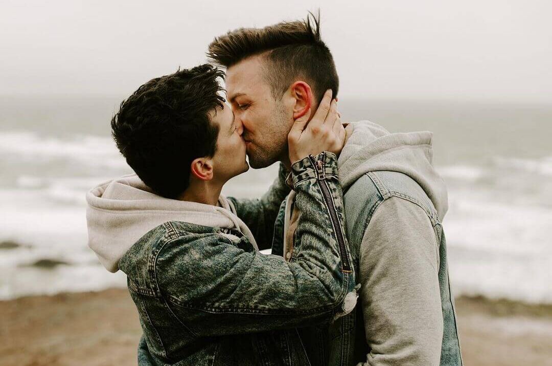 7 travel influencer LGBTQ+ stranieri da seguire per pianificare un viaggio sicuro e divertente