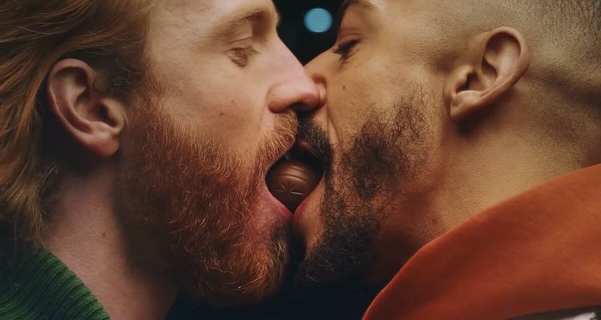 Cadbury, anche una coppia gay con cremoso bacio nel nuovo spot degli ovetti - Cadbury anche una coppia gay con cremoso bacio nel nuovo spot dei cioccolatini 2 - Gay.it