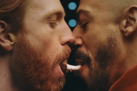 Cadbury, anche una coppia gay con cremoso bacio nel nuovo spot degli ovetti - Cadbury anche una coppia gay con cremoso bacio nel nuovo spot dei cioccolatini - Gay.it