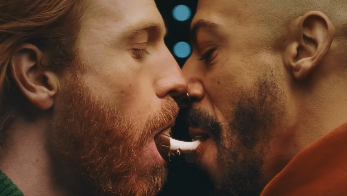 Cadbury, anche una coppia gay con cremoso bacio nel nuovo spot degli ovetti