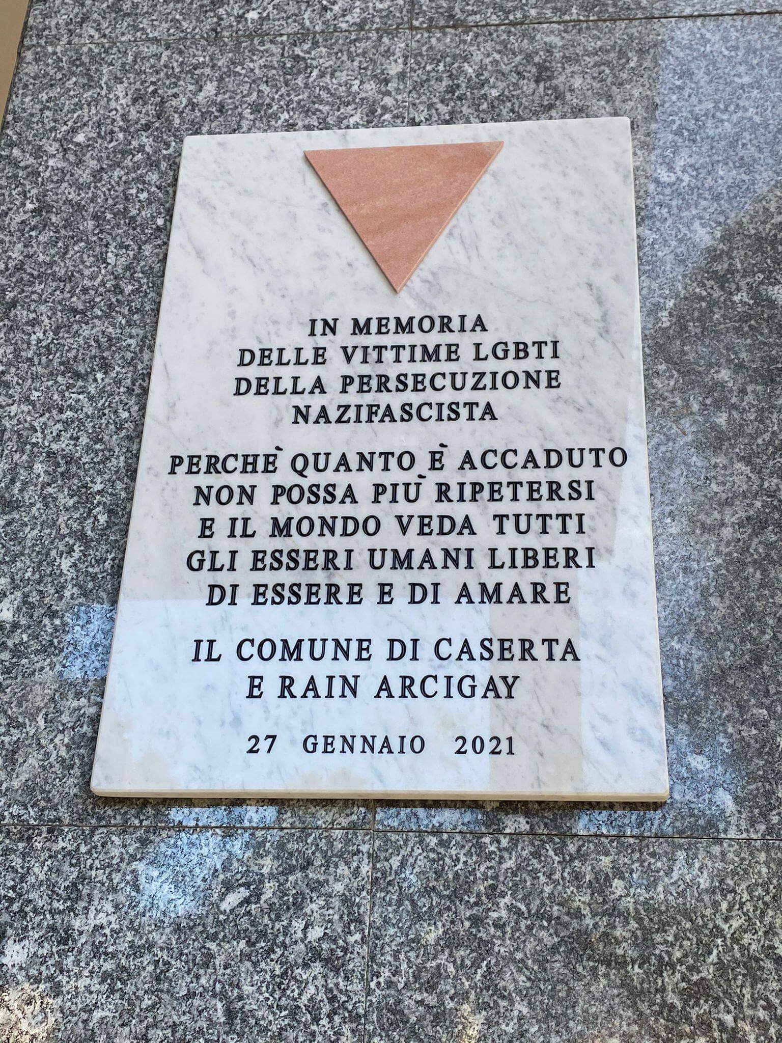 Caserta, inaugurata una targa per ricordare le vittime dell'Omocausto - Caserta inaugurata una targa per ricordare le vittime dellOmocausto - Gay.it