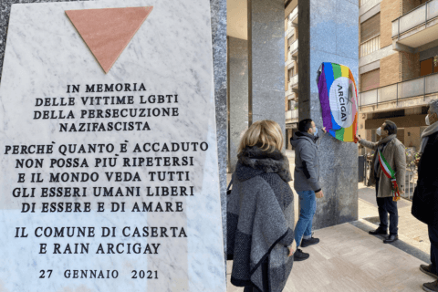 Caserta, inaugurata una targa per ricordare le vittime dell'Omocausto - Caserta targa Omocausto - Gay.it