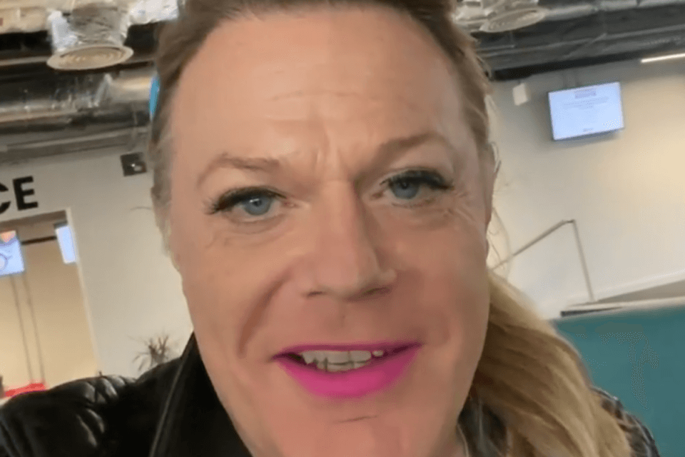 Eddie Izzard difende J.K. Rowling: "Non credo sia transfobica" - Eddie Izzard - Gay.it