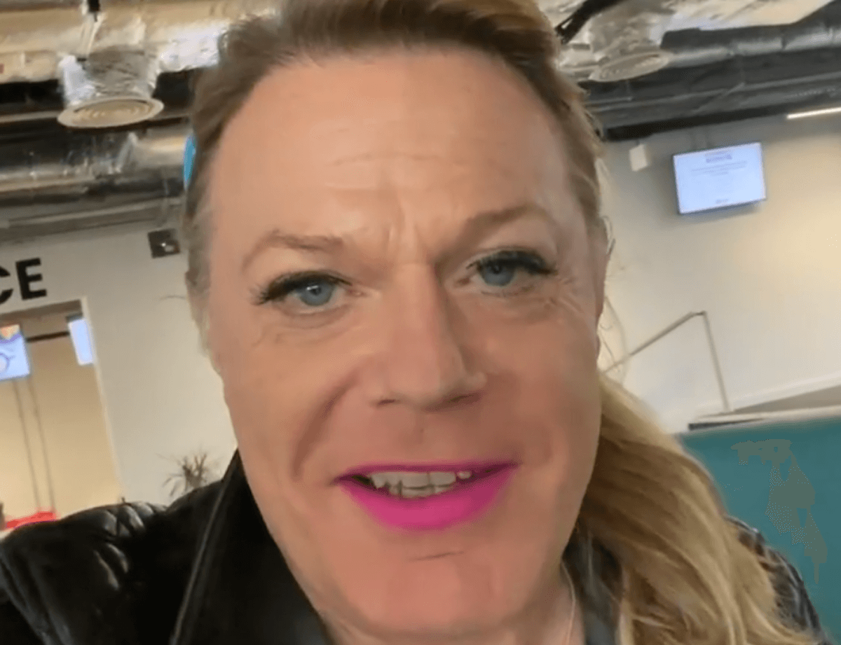 Eddie Izzard difende J.K. Rowling: “Non credo sia transfobica”