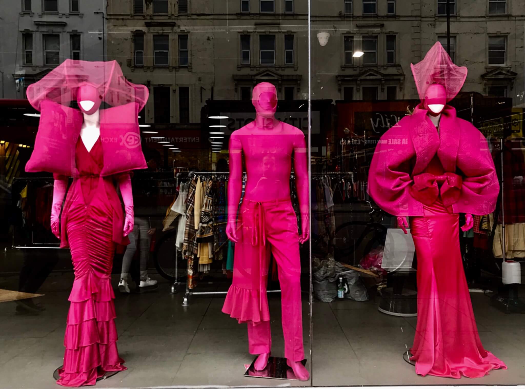 Francesco Colucci: il window dresser che ha conquistato Londra - FD4B8747 4118 4EFE BFA5 BA72C3973FAF 2 scaled - Gay.it