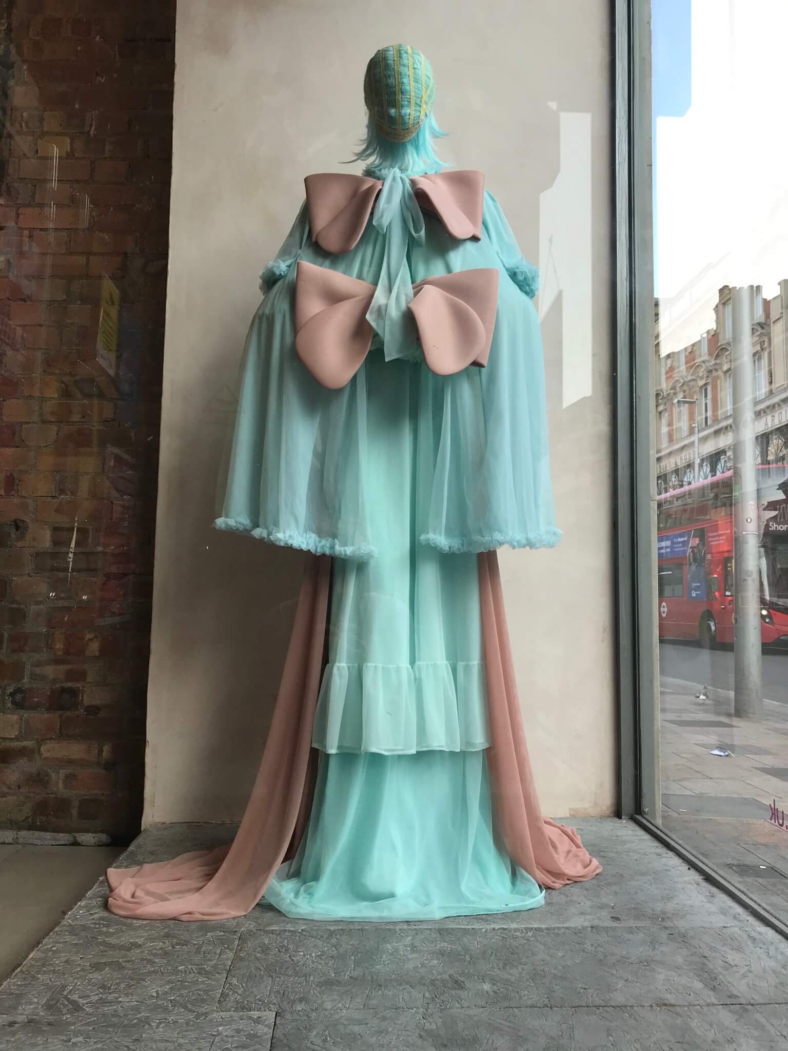 Francesco Colucci: il window dresser che ha conquistato Londra - IMG 5848 scaled - Gay.it