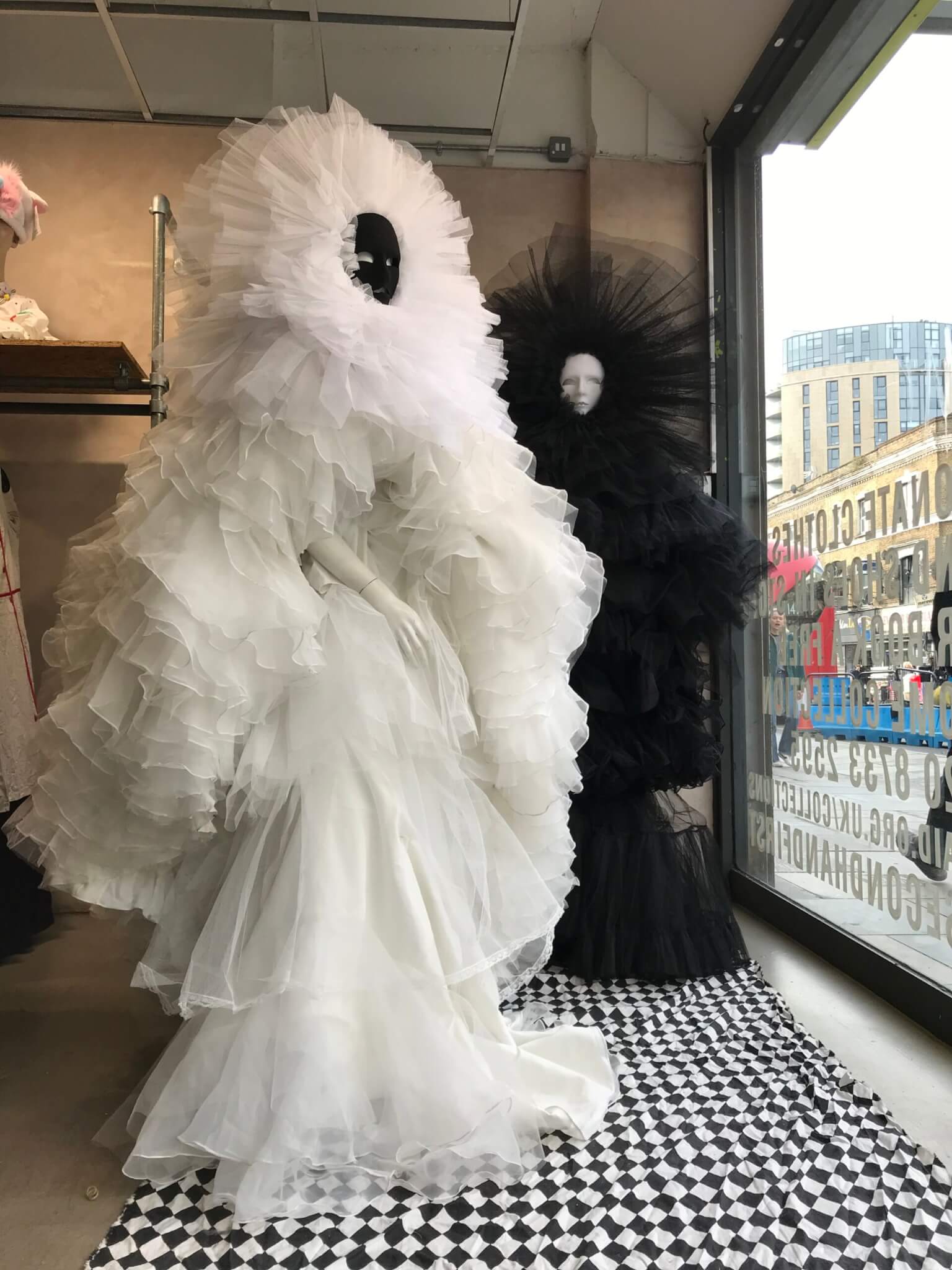 Francesco Colucci: il window dresser che ha conquistato Londra - IMG 6971 2 scaled - Gay.it