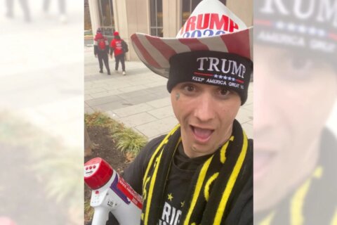 Trumpiano in lacrime dopo aver assaltato il Campidoglio: "Ho paura, l'FBI non indaghi su di me" - Kristopher Dreww 2 - Gay.it