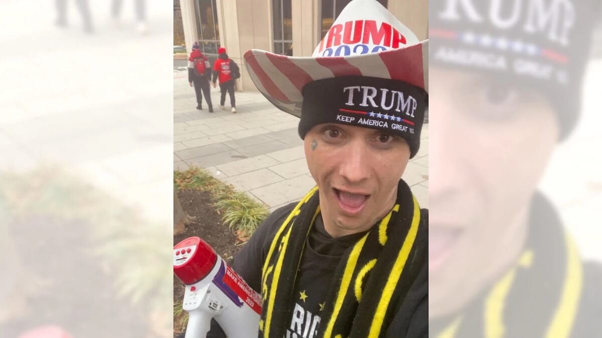 Trumpiano in lacrime dopo aver assaltato il Campidoglio: “Ho paura, l’FBI non indaghi su di me”