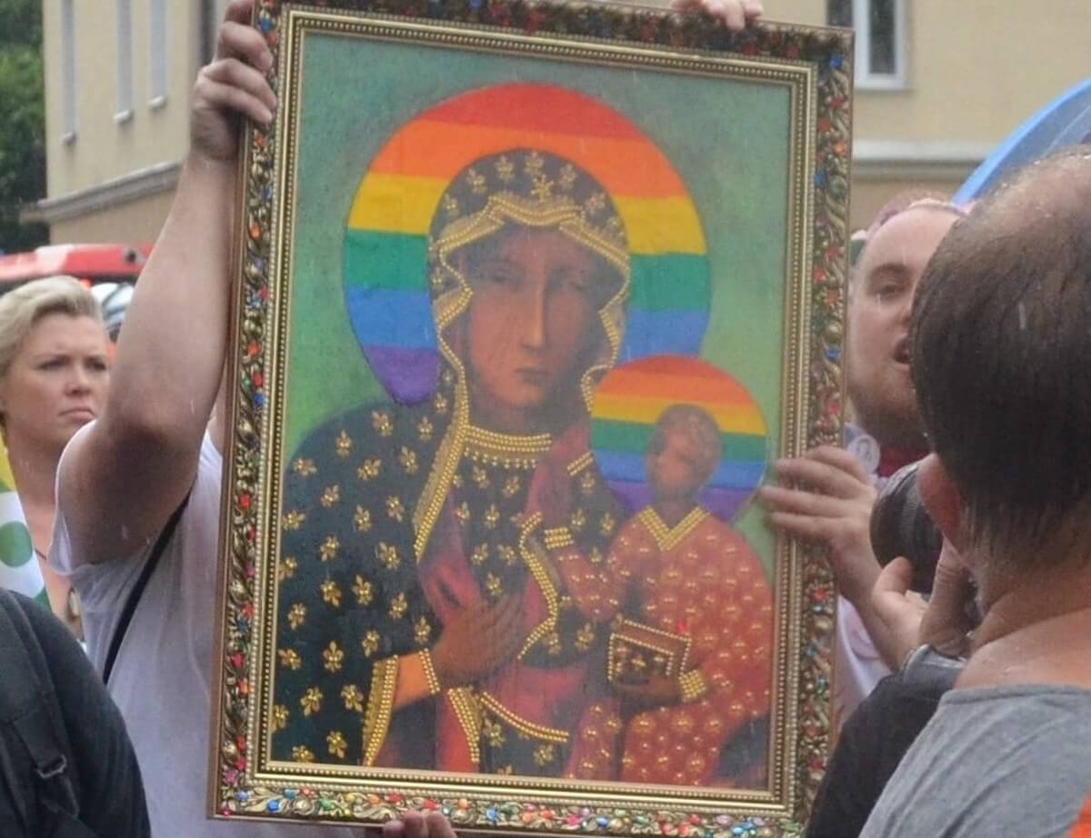 Polonia, rischiano il carcere per una Madonna con un’aureola arcobaleno