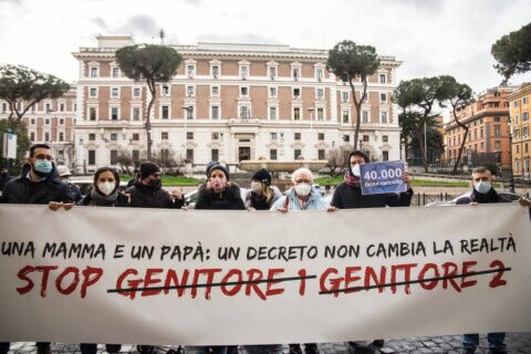Pro Vita in piazza: "No all'introduzione del reato di omofobia, un figlio ha solo una mamma e un papà" - Pro Vita in piazza - Gay.it