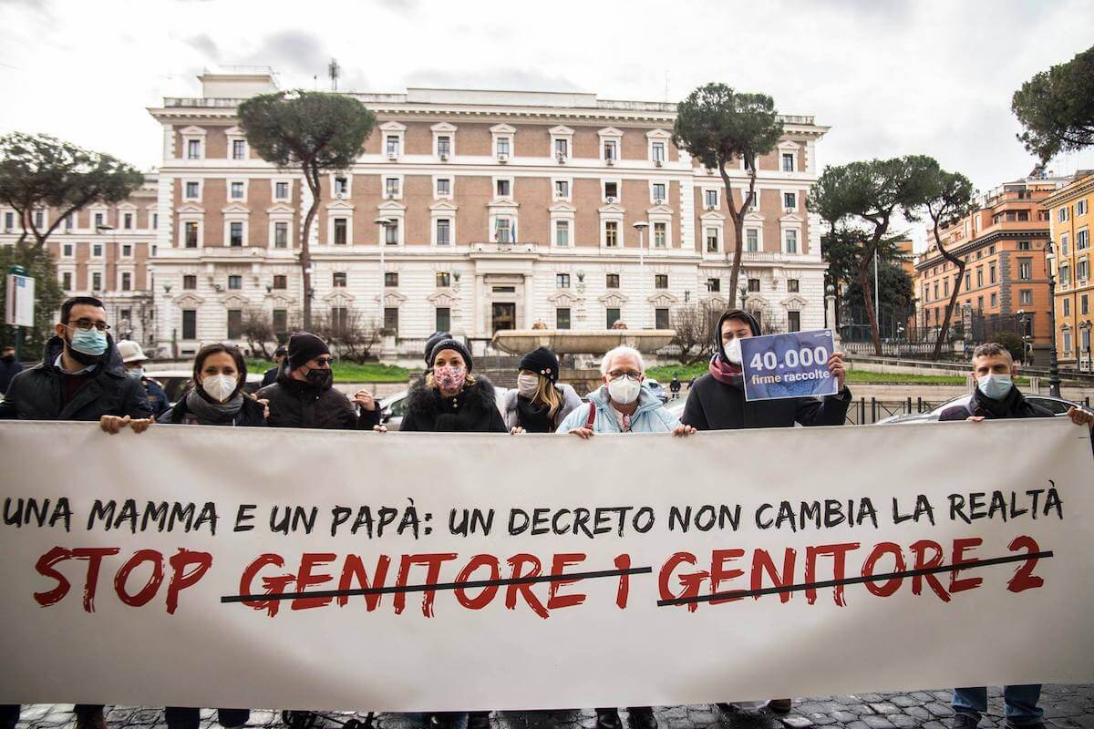 Pro Vita in piazza: “No all’introduzione del reato di omofobia, un figlio ha solo una mamma e un papà”