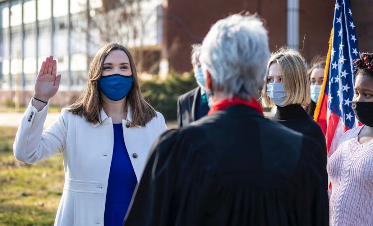 Sarah McBride ha giurato, ricopre ora la più alta carica d’America per una persona trans