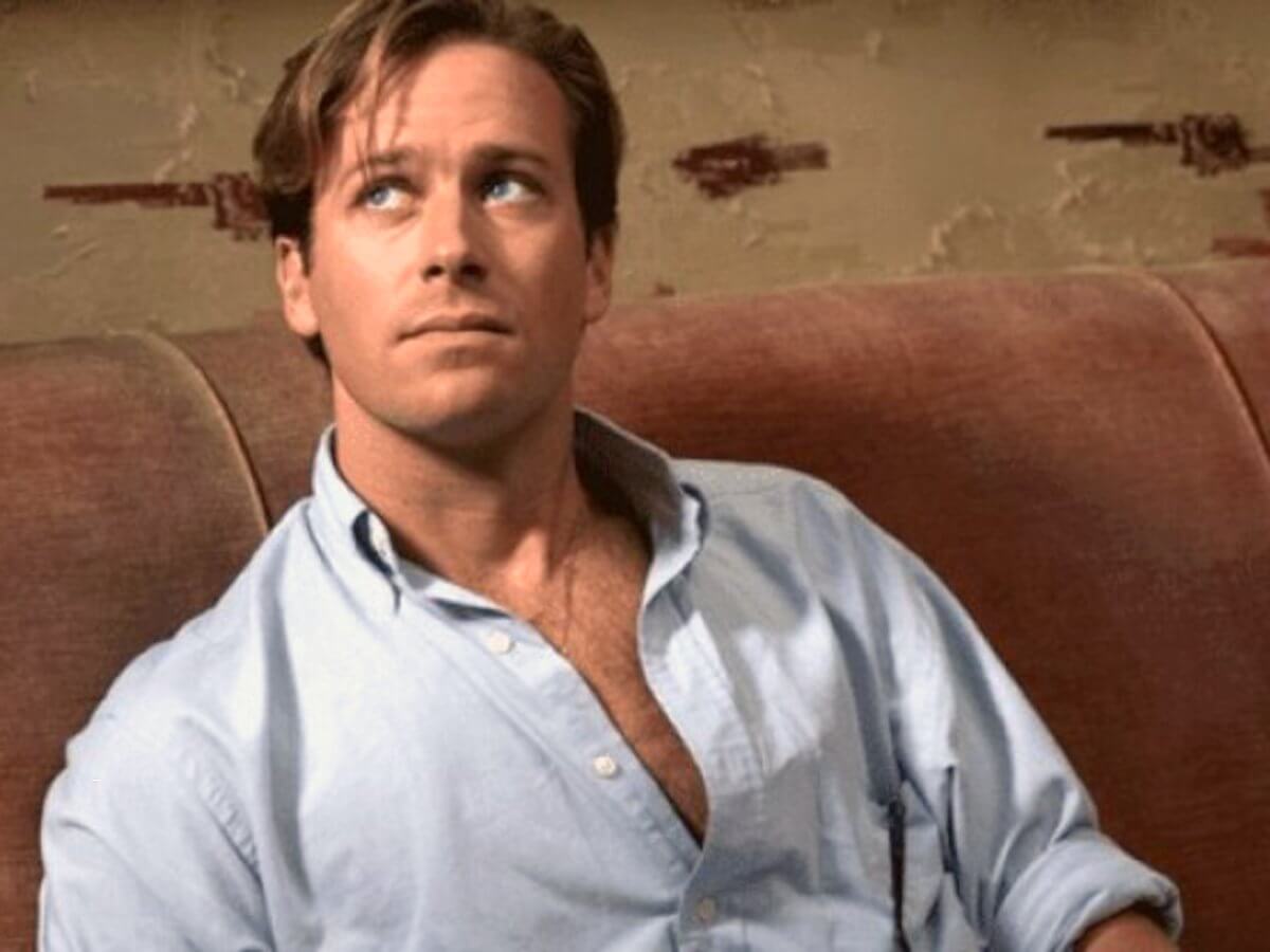Armie Hammer cannibale? L’ex fidanzata: ‘voleva rompermi una costola e mangiarla’