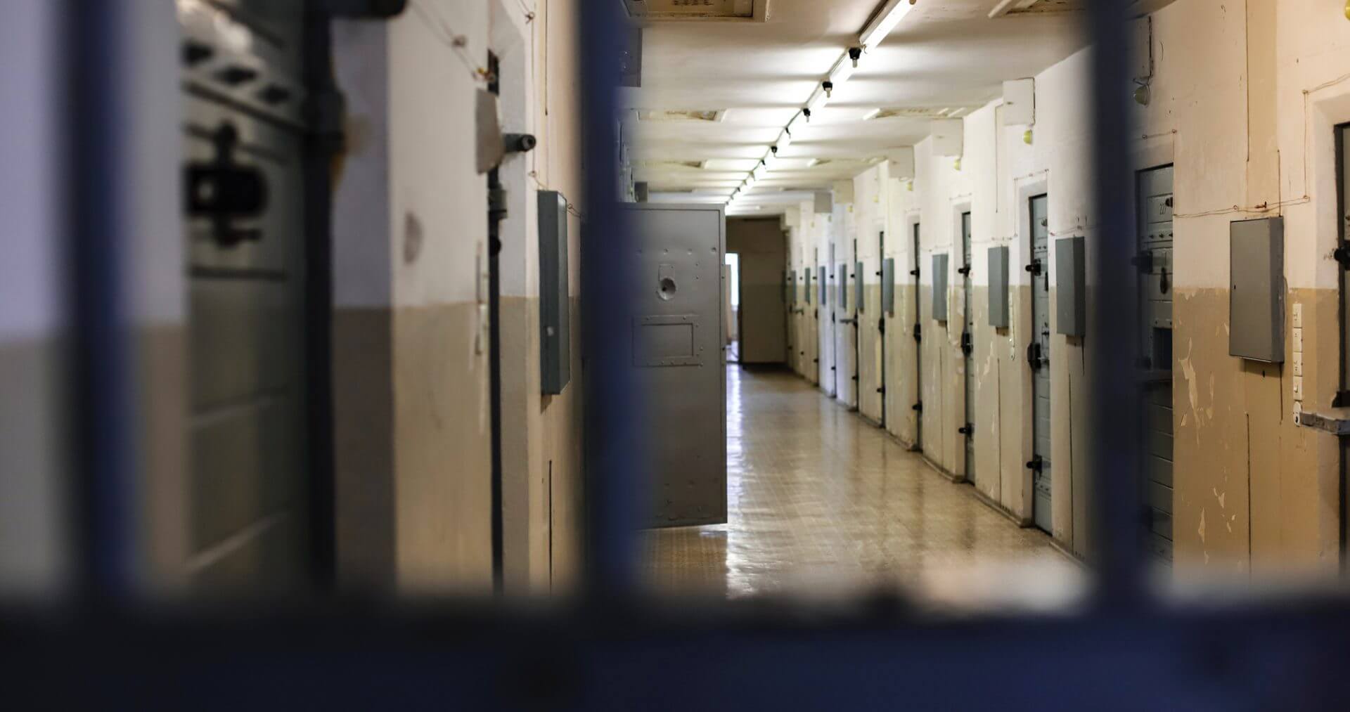 Agente penitenziario suicida, un amico rivela: “15 anni di umiliazioni a lavoro, mobbing a sfondo sessuale”