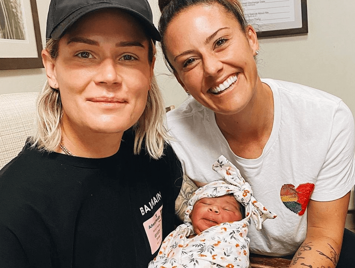 Ali Krieger e Ashlyn Harris, le due calciatrici mamme grazie all’adozione: “Il miglior san Valentino di sempre”