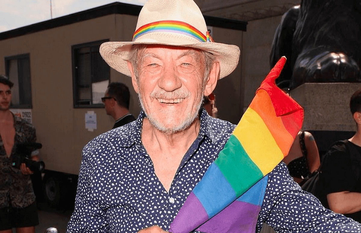 Ian McKellen alla comunità gay: “Dobbiamo sostenere le persone trans!”
