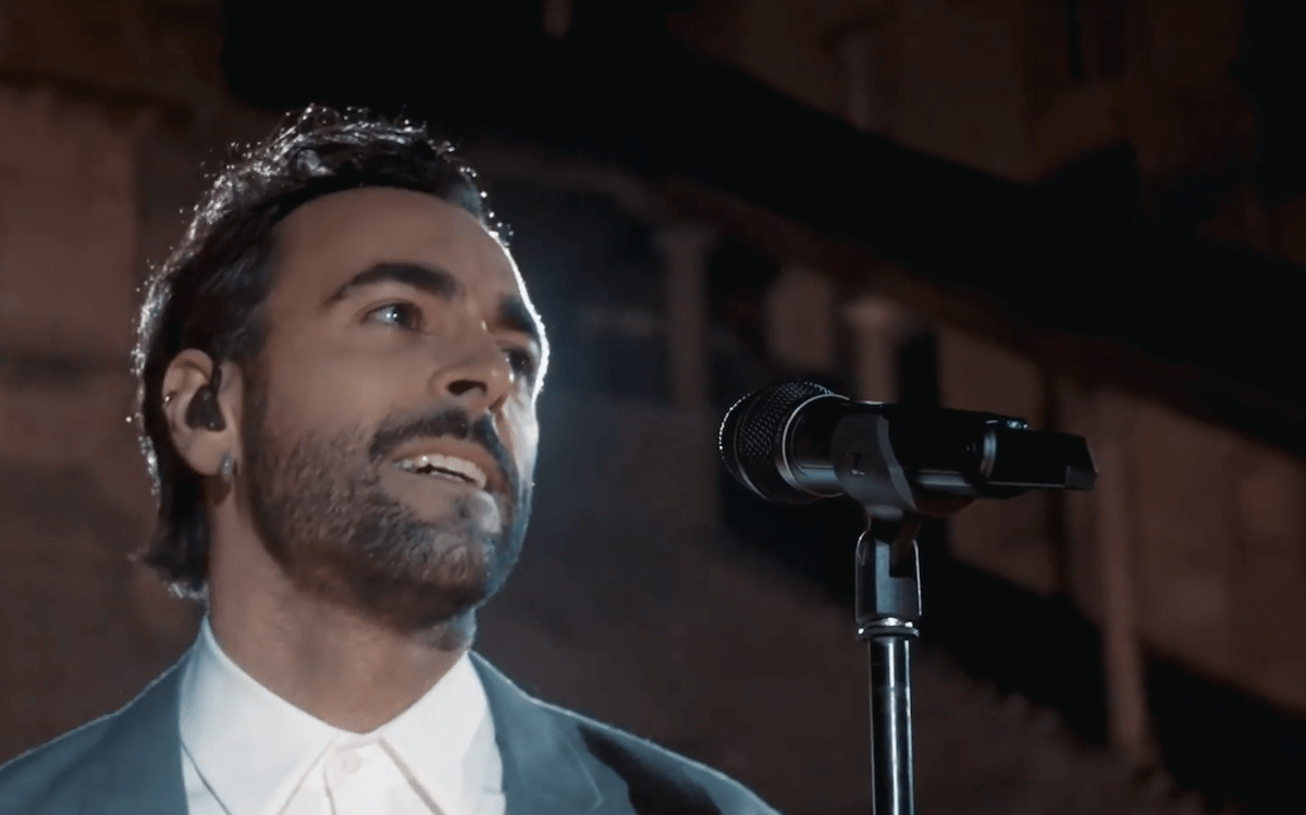 Marco Mengoni incanta Bergamo con “L’anno che Verrà” ad un anno dallo scoppio della pandemia – VIDEO